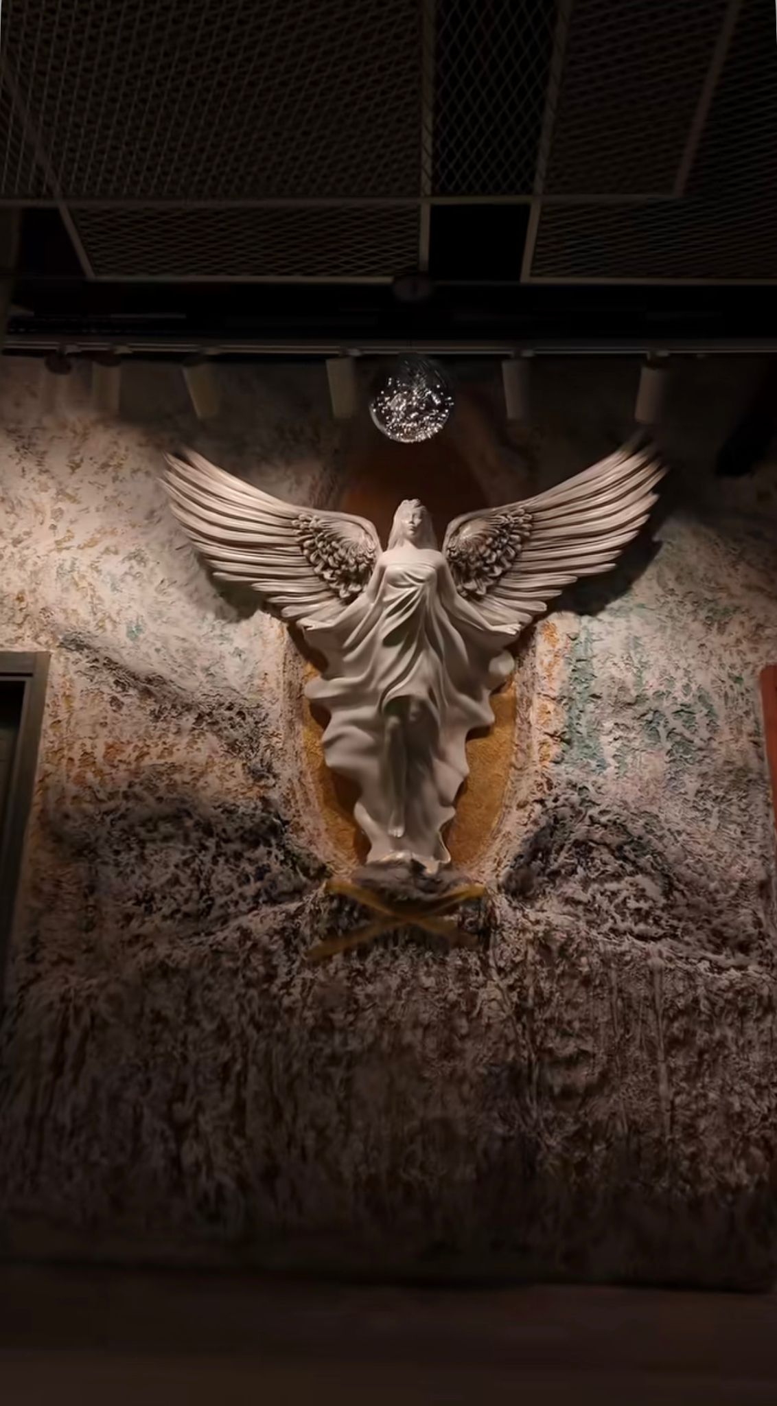 KANATLI KADIN HEYKELİ